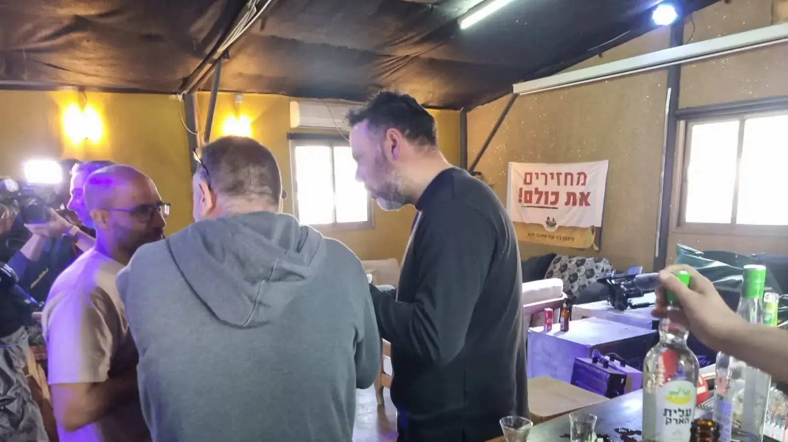 קהילת ניר עוז צופה וחוגגת את שובו של יאיר הורן, בפאב בניר עוז, 15 בפברואר 2025 קהילת ניר עוז צופה וחוגגת את שובו של יאיר הורן, בפאב בניר עוז, 15 בפברואר 2025