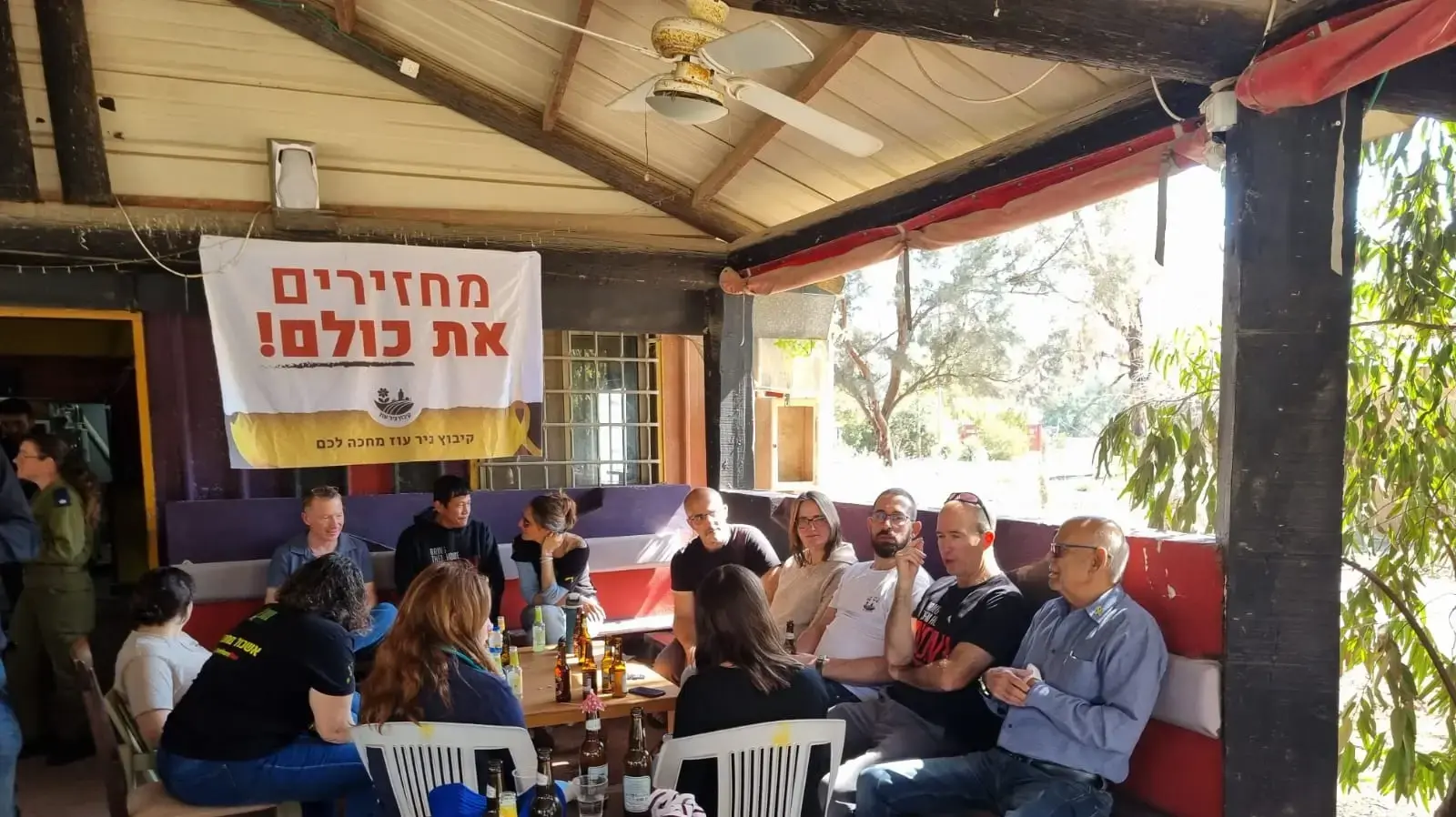 קהילת ניר עוז צופה וחוגגת את שובו של יאיר הורן, בפאב בניר עוז, 15 בפברואר 2025 קהילת ניר עוז צופה וחוגגת את שובו של יאיר הורן, בפאב בניר עוז, 15 בפברואר 2025