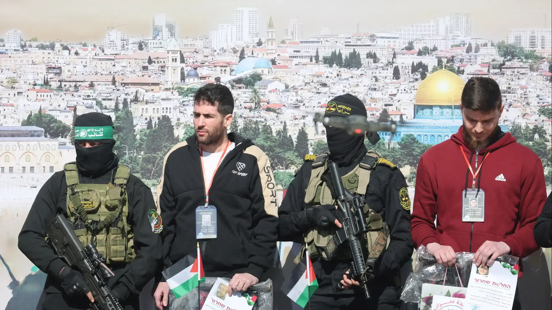 העברת החטופים המשוחררים סשה אלכסנדר טרופנוב, שגיא דקל חן ויאיר הורן לידיי הצלב האדום, חאן יונס, 15 בפברואר 2025 העברת החטופים המשוחררים סשה אלכסנדר טרופנוב, שגיא דקל חן ויאיר הורן לידיי הצלב האדום, חאן יונס, 15 בפברואר 2025