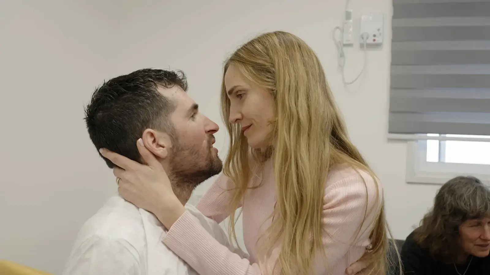 שגיא דקל חן במפגש הראשון עם אשתו אביטל והוריו נעומית ויונתן, בנקודת הקליטה הראשונית בישראל שגיא דקל חן במפגש הראשון עם אשתו אביטל והוריו נעומית ויונתן, בנקודת הקליטה הראשונית בישראל