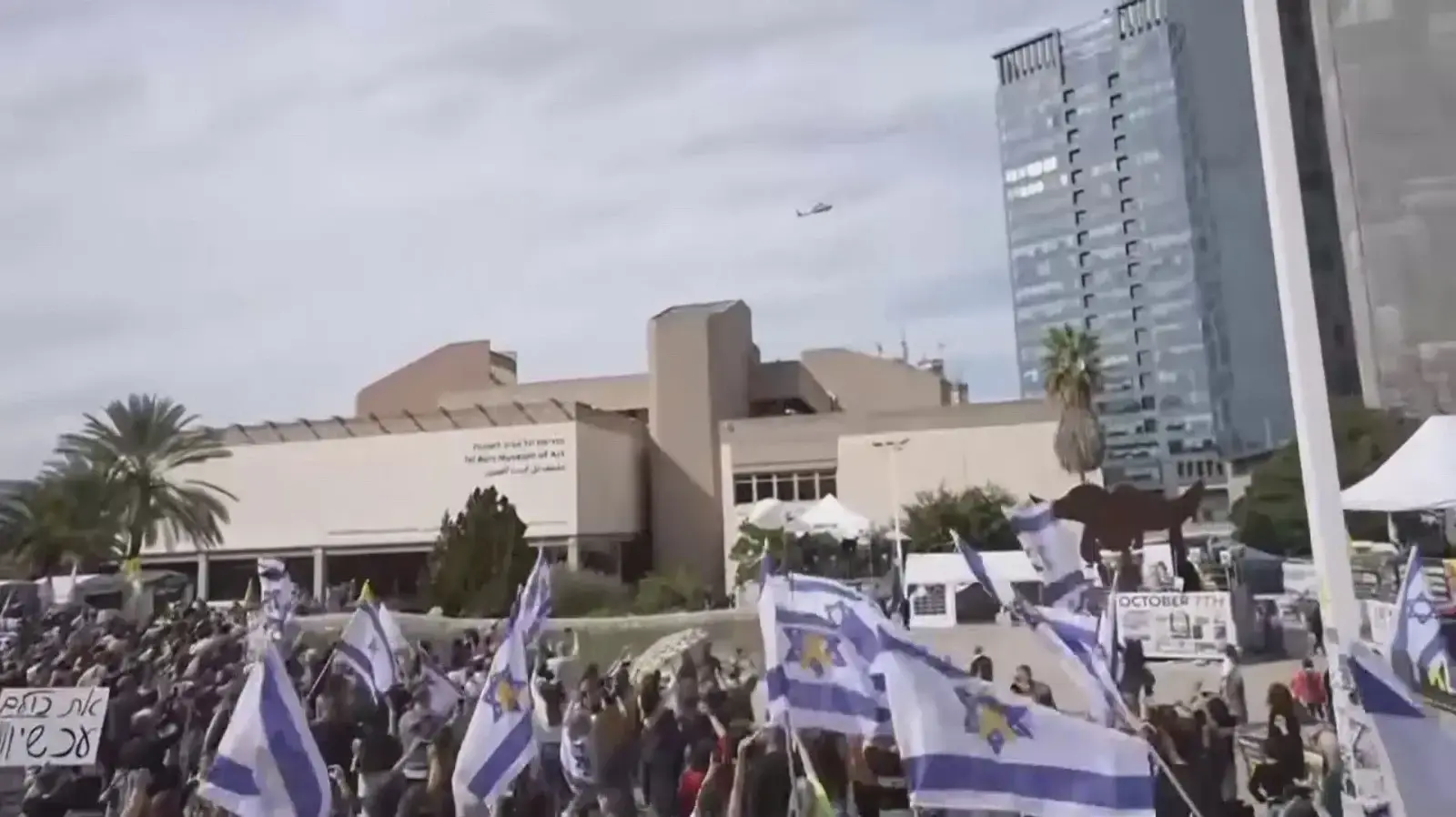ישראלים מגיעים לשחרור החטופים, 15.2.2025