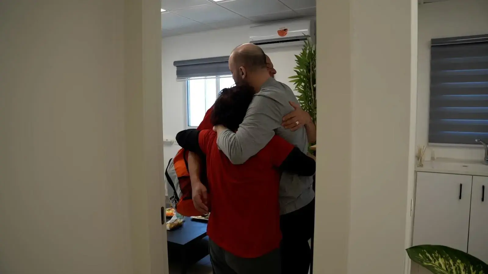 יאיר הורן במפגש עם אמו רותי ואחיו עמוס, בנקודת הקליטה הראשונית בישראל, 15 בפברואר 2025
יאיר הורן במפגש עם אמו רותי ואחיו עמוס, בנקודת הקליטה הראשונית בישראל, 15 בפברואר 2025