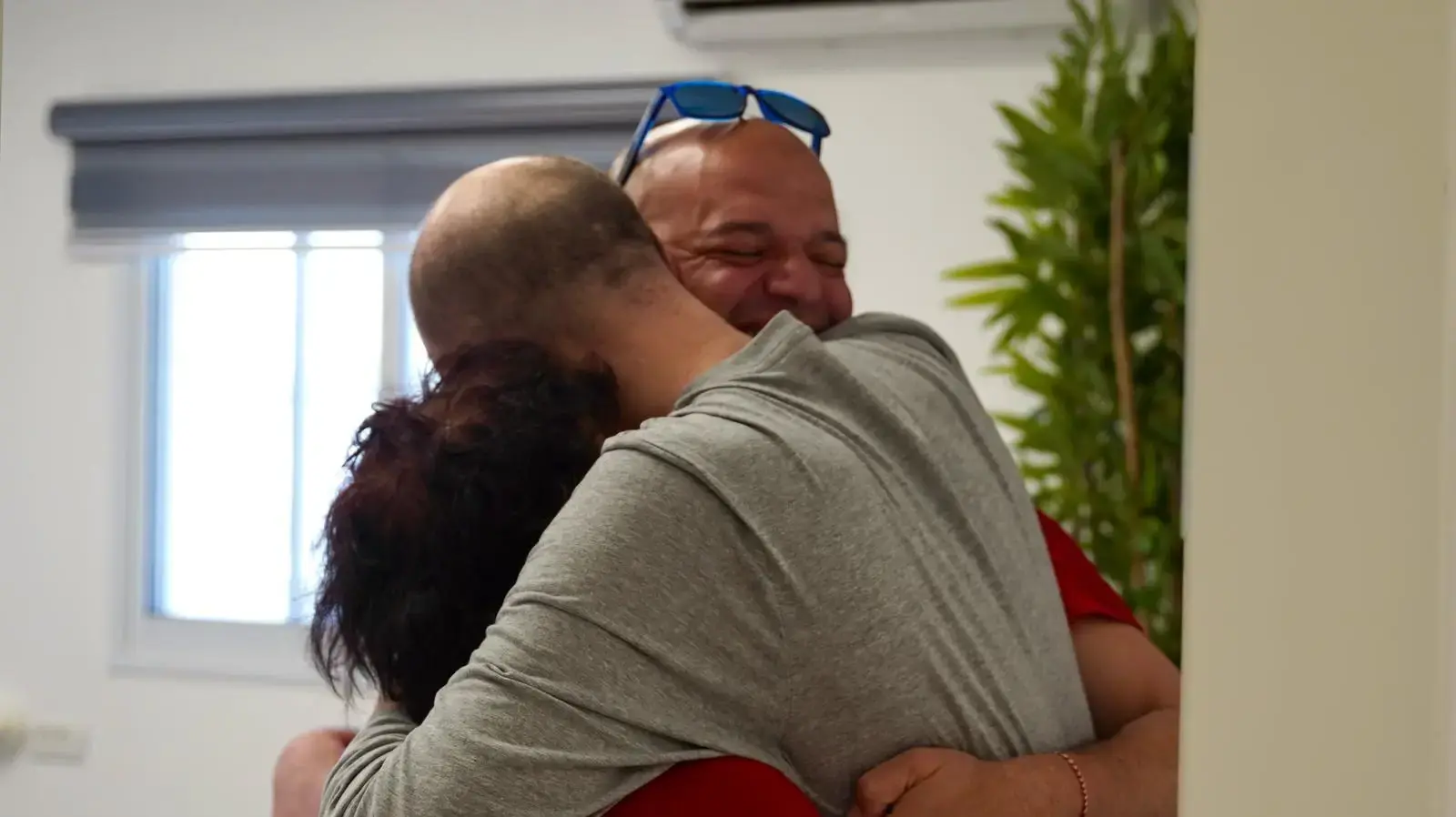 יאיר הורן במפגש עם אמו רותי ואחיו עמוס, בנקודת הקליטה הראשונית בישראל, 15 בפברואר 2025 יאיר הורן במפגש עם אמו רותי ואחיו עמוס, בנקודת הקליטה הראשונית בישראל, 15 בפברואר 2025