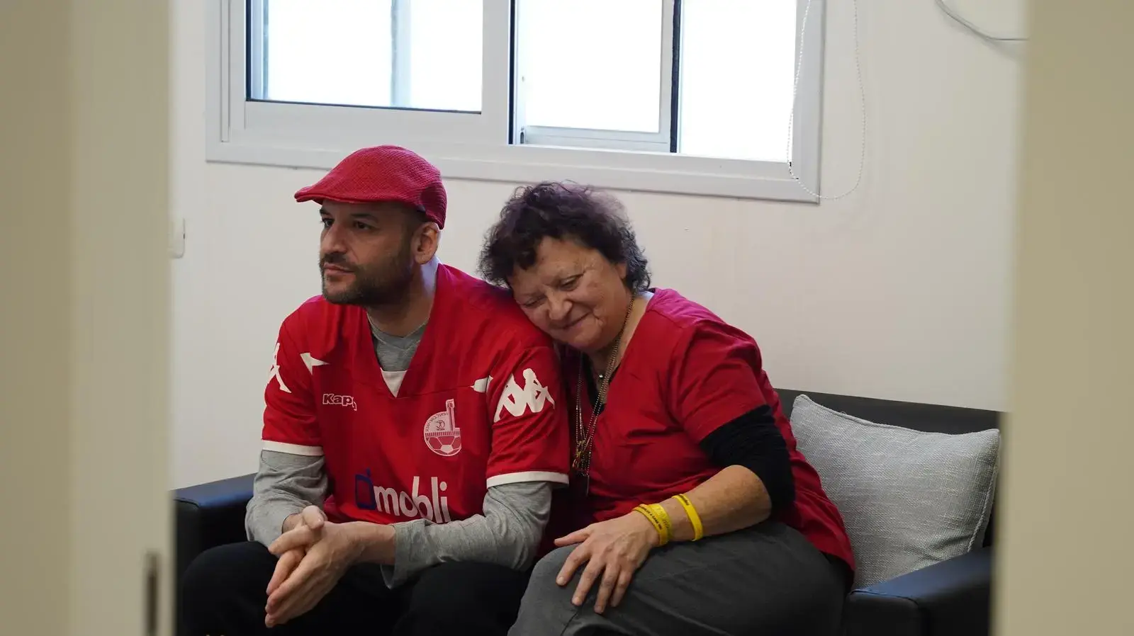 יאיר הורן במפגש עם אמו רותי ואחיו עמוס, בנקודת הקליטה הראשונית בישראל, 15 בפברואר 2025 יאיר הורן במפגש עם אמו רותי ואחיו עמוס, בנקודת הקליטה הראשונית בישראל, 15 בפברואר 2025