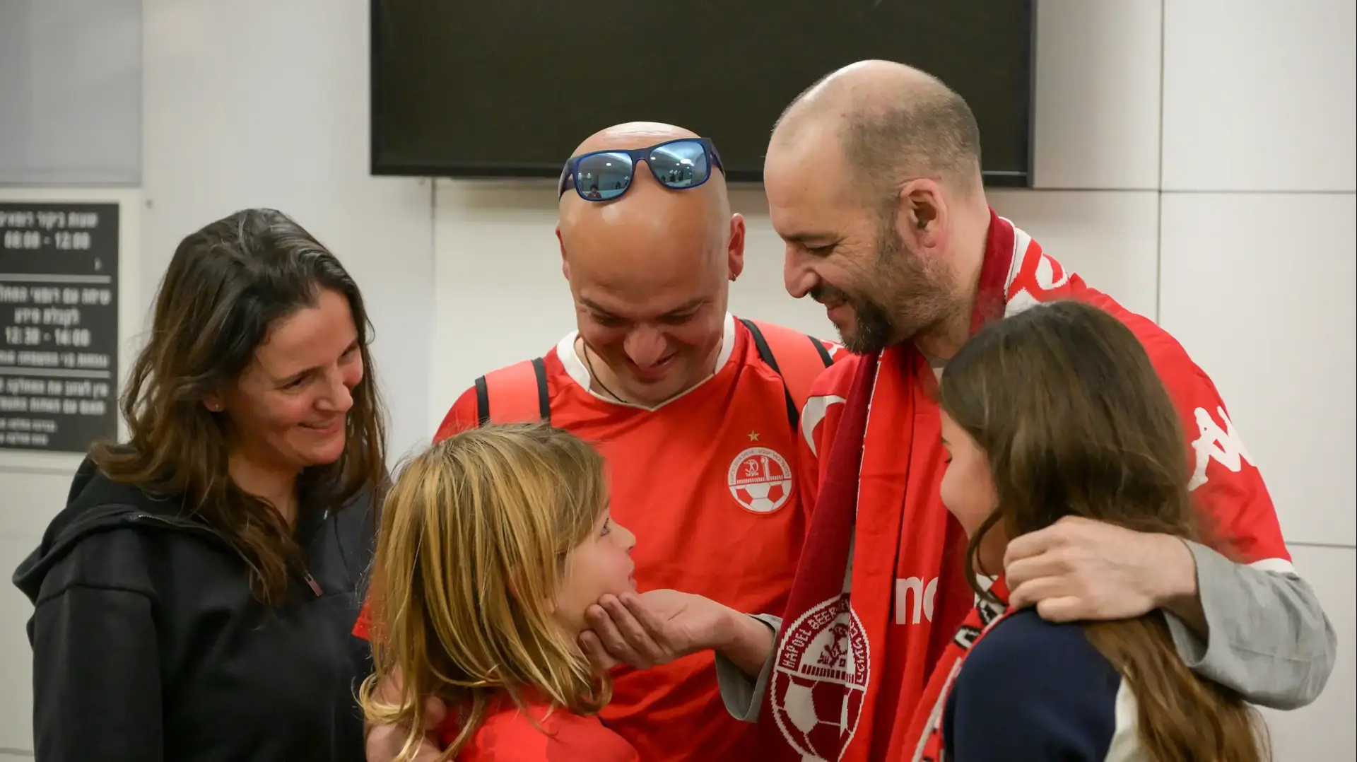 יאיר הורן במפגש עם בני משפחתו בבית החולים איכילוב, 15 בפברואר 2025 יאיר הורן במפגש עם בני משפחתו בבית החולים איכילוב, 15 בפברואר 2025