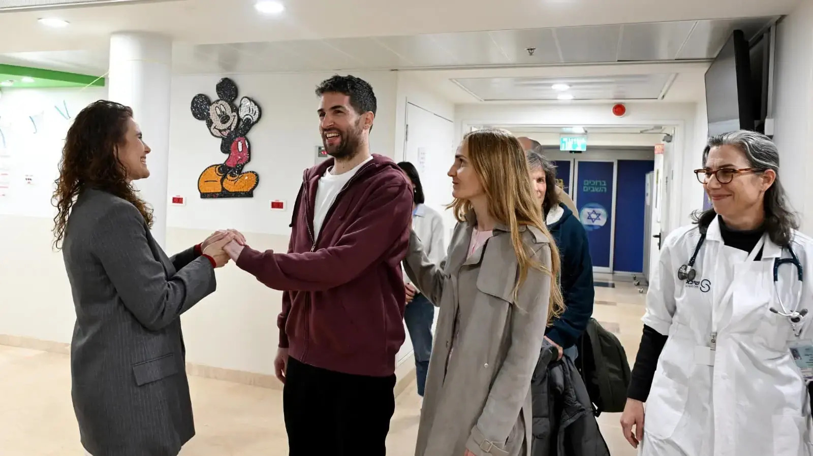 שגיא דקל חן מלווה באשתו אביטל, במפגש ראשון עם אחיותיו אופיר ודותן, בבית החולים שיבא, 15 בדצמבר 2025 שגיא דקל חן מלווה באשתו אביטל, במפגש ראשון עם אחיותיו אופיר ודותן, בבית החולים שיבא, 15 בדצמבר 2025