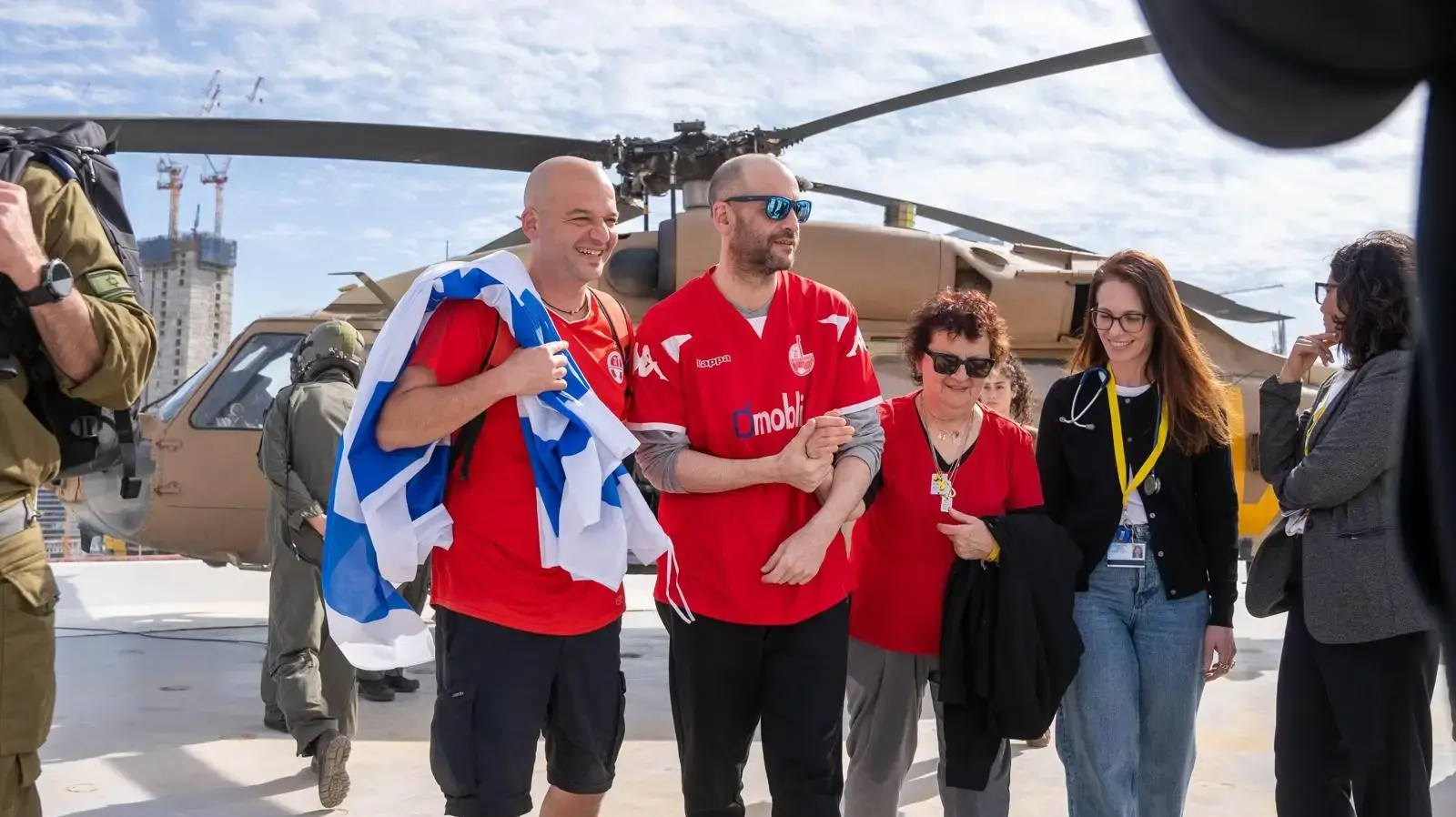 יאיר הורן ובני משפחתו, עם הגעתם לבית החולים איכילוב יאיר הורן ובני משפחתו, עם הגעתם לבית החולים איכילוב
