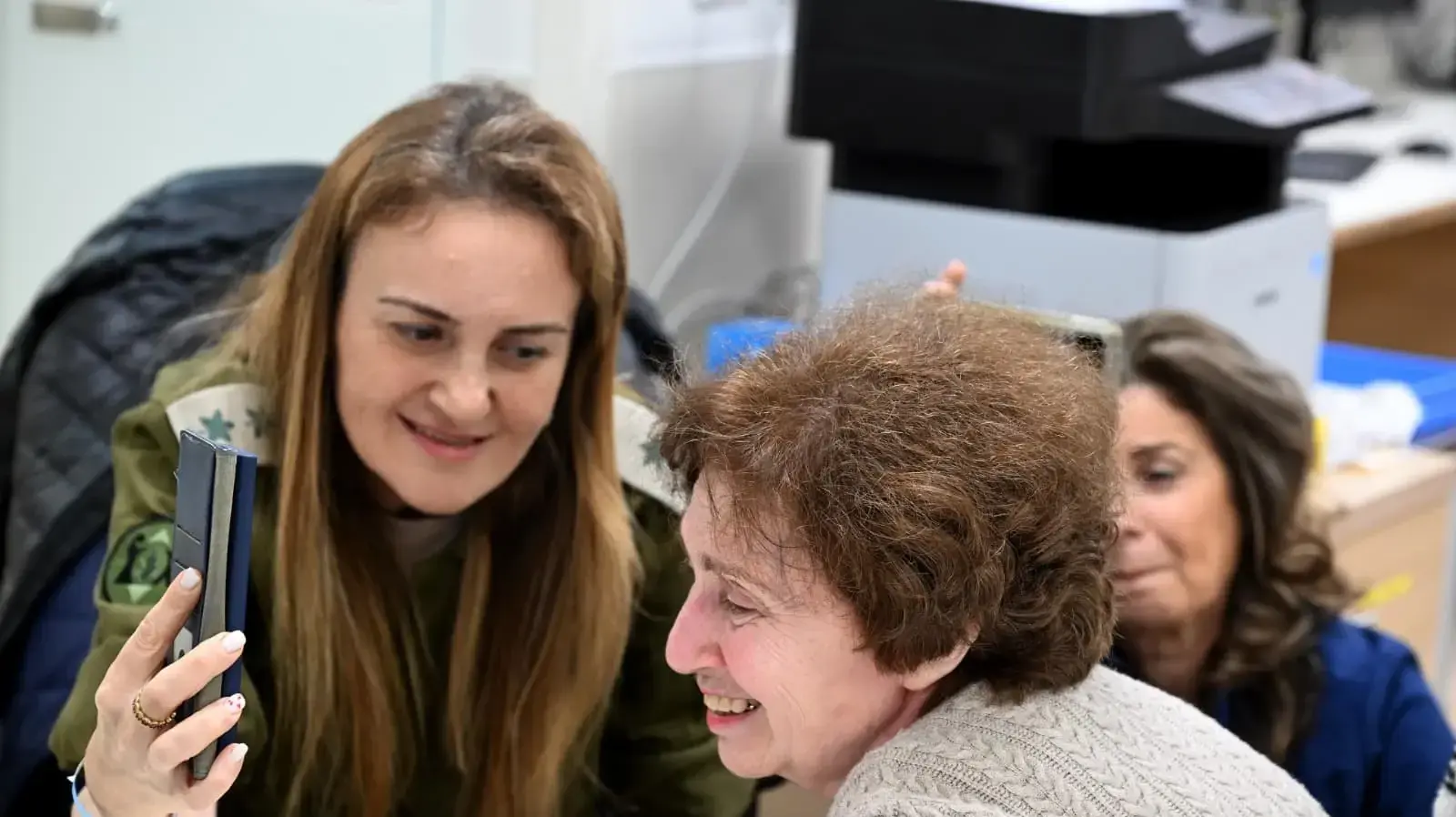 
אירנה, סבתו של אלכסנדר (סשה) טרופנוב, בשיחת וידאו ראשונה 

