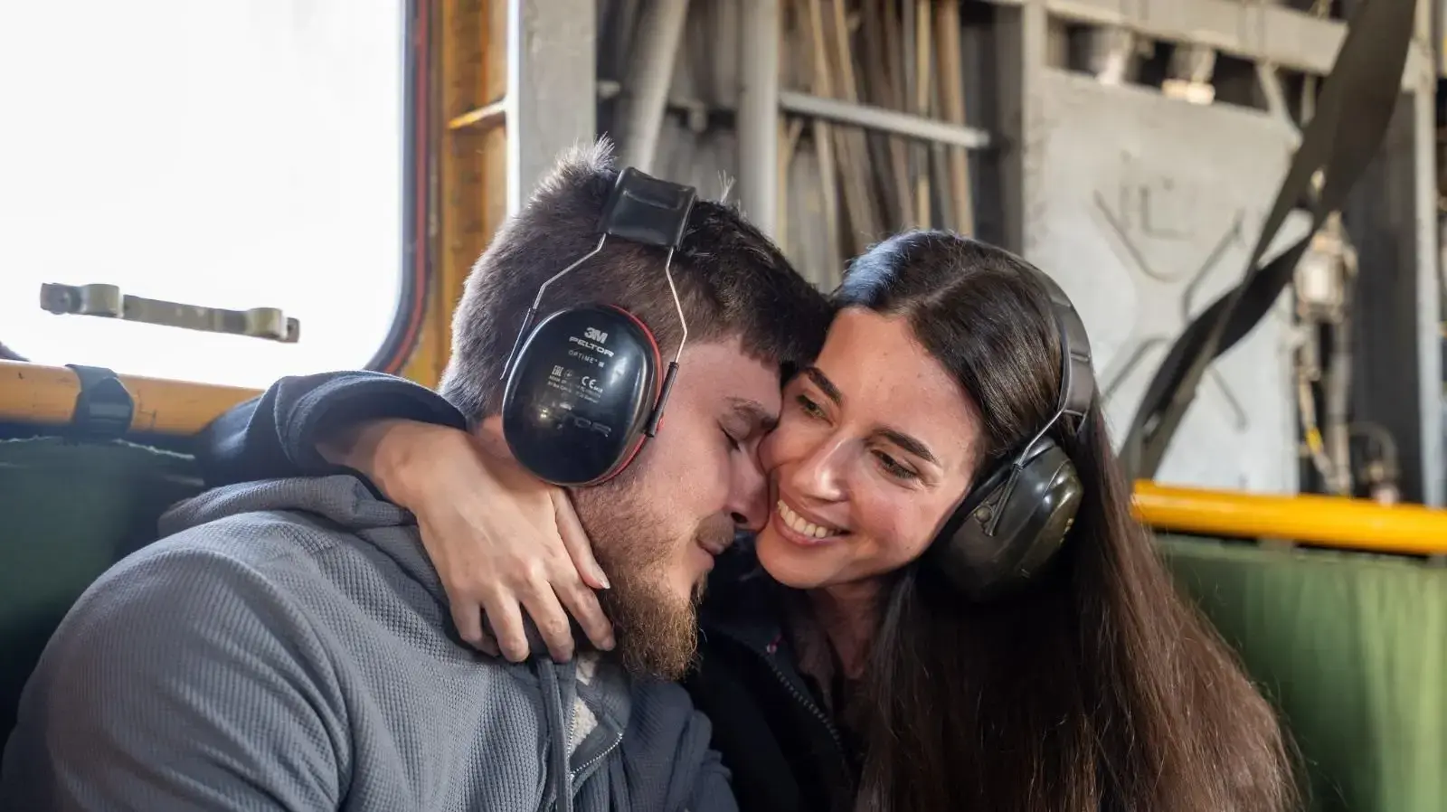 אלכסנדר (סשה) טרופנוב עם בת זוגו ספיר כהן, במסוק בדרכם לבית החולים שיבא אלכסנדר (סשה) טרופנוב עם בת זוגו ספיר כהן, במסוק בדרכם לבית החולים שיבא