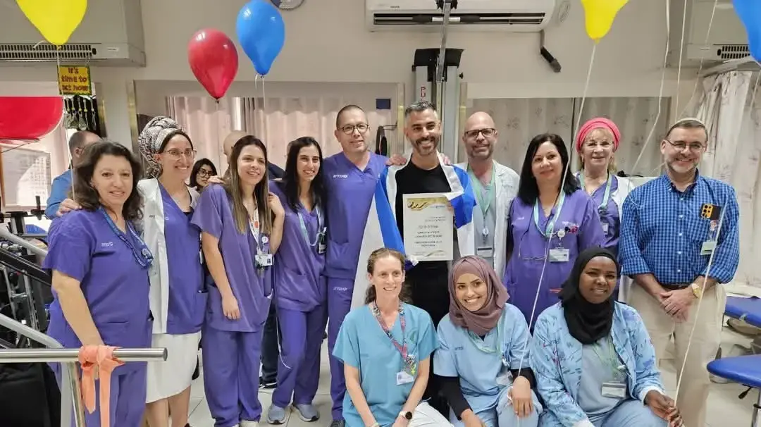פקד עמירם בוטבול עם הצוות הרפואי בסורוקה פקד עמירם בוטבול עם הצוות הרפואי בסורוקה