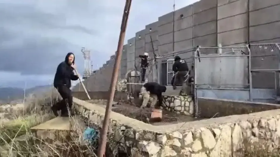 קבוצת ישראלים חצו לתוך שטח לבנון ושיפצו את קברו של רב אשי קבוצת ישראלים חצו לתוך שטח לבנון ושיפצו את קברו של רב אשי