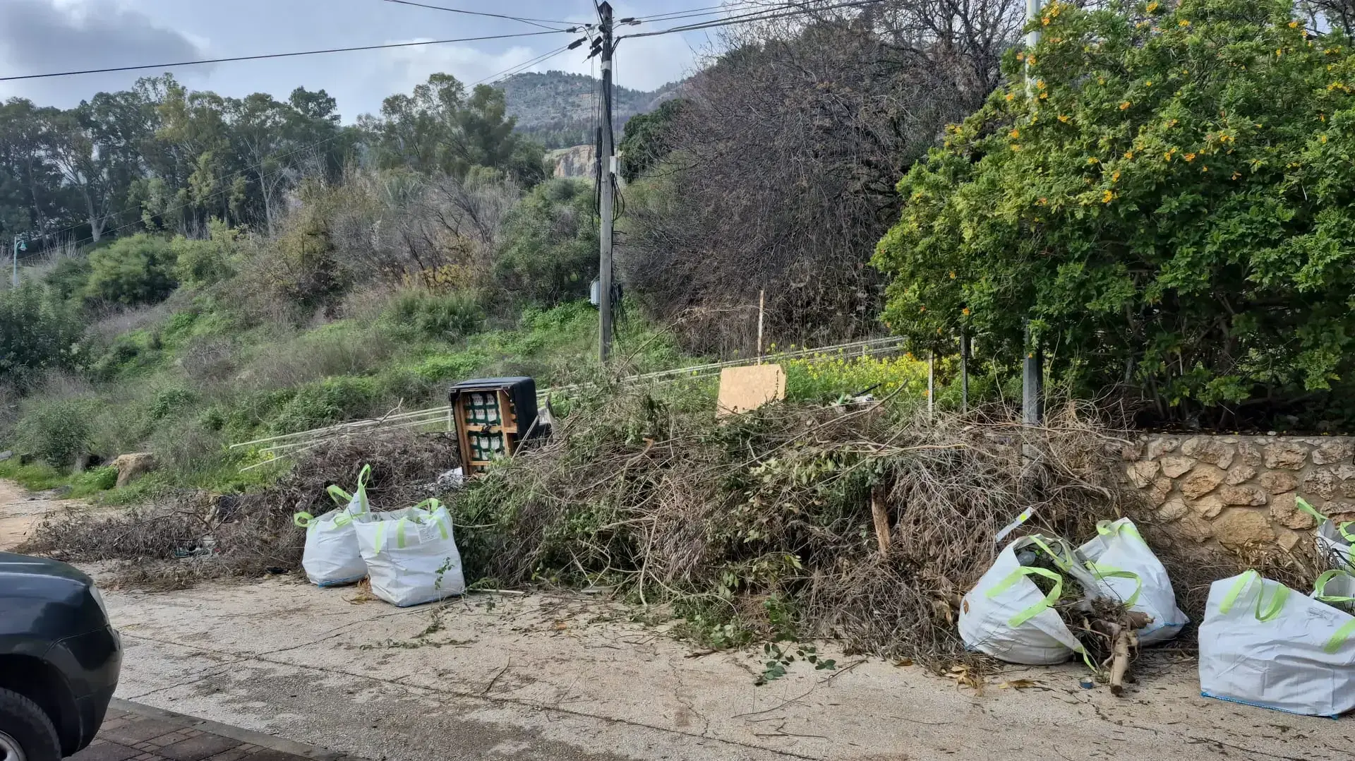 ערימות אשפה המצטרבות בעקבות חזרת התושבים לקריית שמונה ערימות אשפה המצטרבות בעקבות חזרת התושבים לקריית שמונה