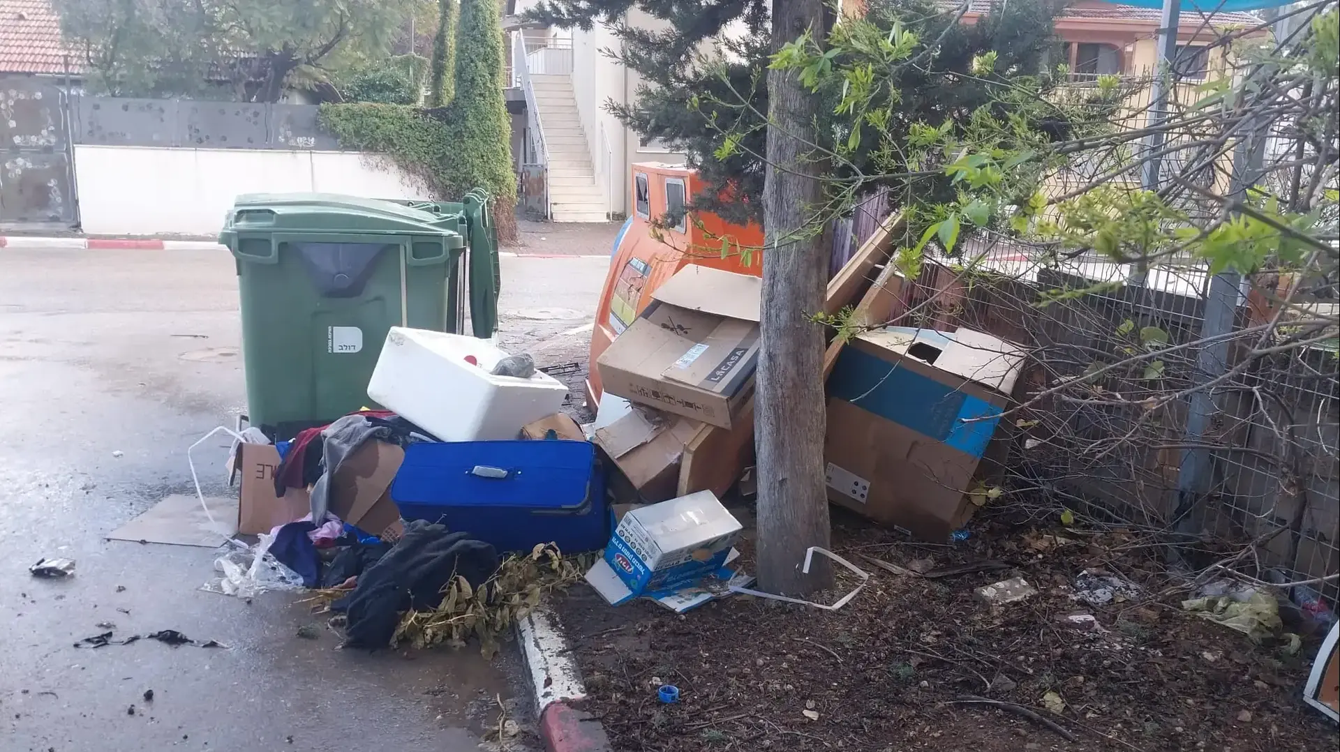 ערימות אשפה המצטרבות בעקבות חזרת התושבים לקריית שמונה ערימות אשפה המצטרבות בעקבות חזרת התושבים לקריית שמונה