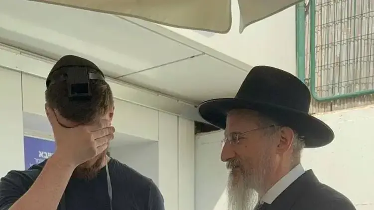 אלכסנדר סשה טרופנוב החטוף השב מניח תפילין