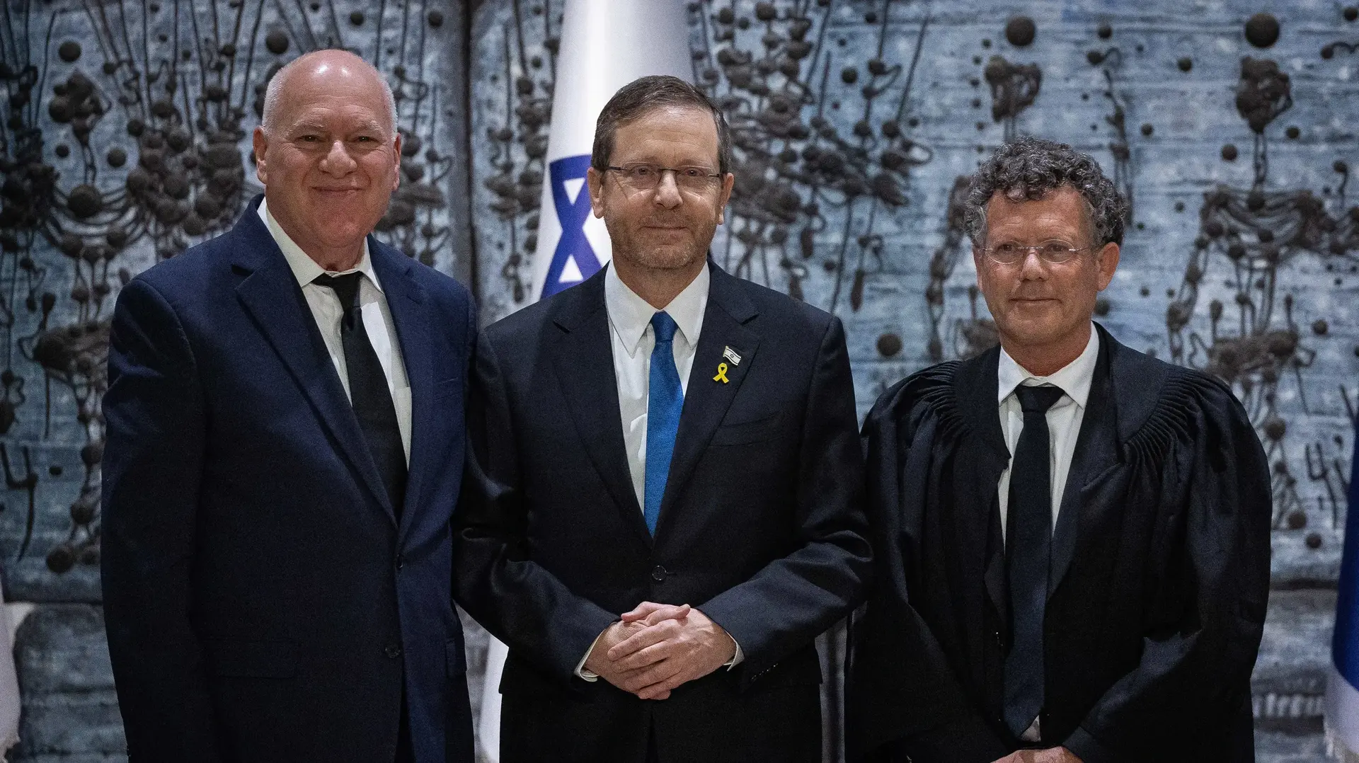 נשיא ביהמ"ש העליון הנכנס יצחק עמית, נשיא המדינה יצחק הרצוג ,עוזי פוגלמן בטקס ההשבעה, בית הנשיא, 13 בפברואר 2025