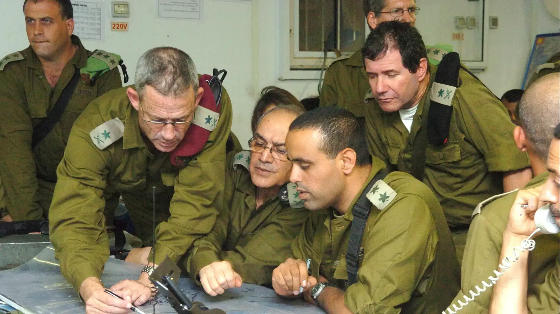 הרמטכל, דן חלוץ, אלוף איל בן ראובן, אלוף בני גנץ, מח"ט גולני תמיר ידעי, מעל מפת הקרב בינת גביל חפק גולני מלכיה, 25 ביוני 2006 הרמטכל, דן חלוץ, אלוף איל בן ראובן, אלוף בני גנץ, מח"ט גולני תמיר ידעי, מעל מפת הקרב בינת גביל חפק גולני מלכיה, 25 ביוני 2006