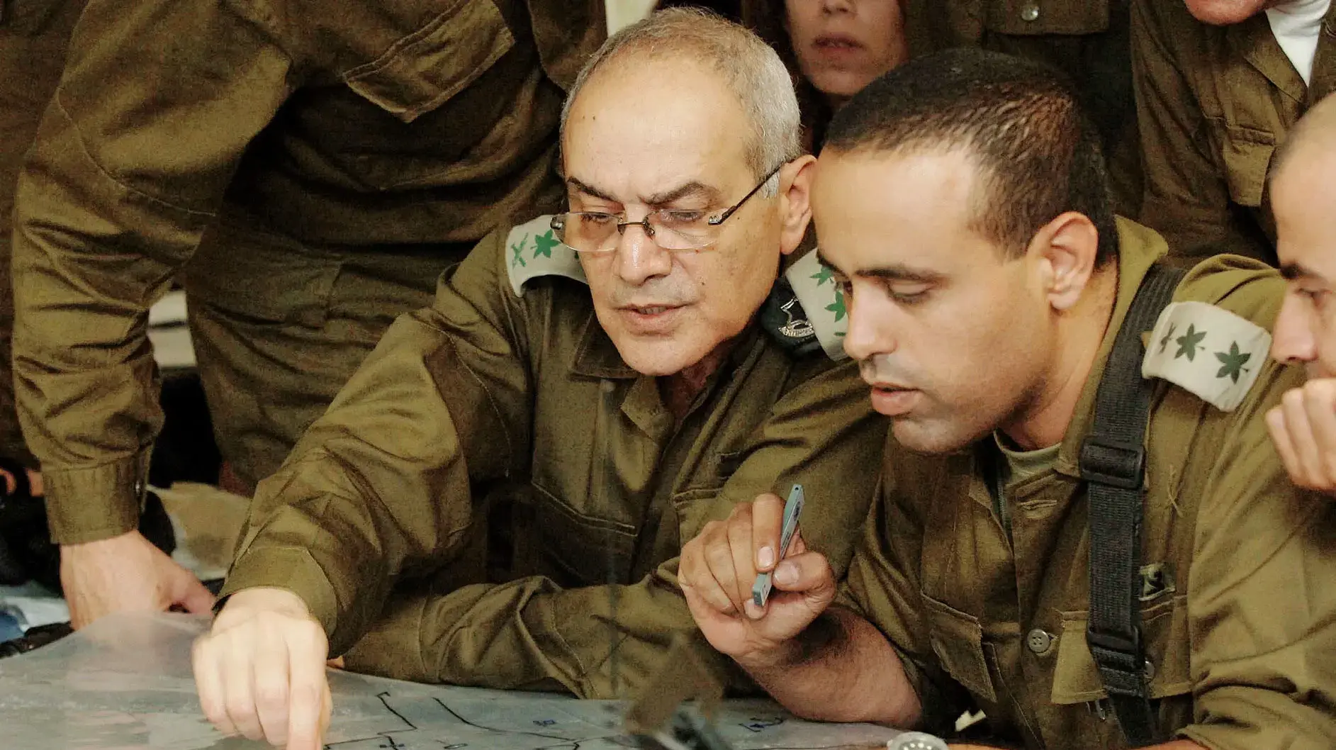 הרמטכל, דן חלוץ, אלוף איל בן ראובן, אלוף בני גנץ, מח"ט גולני תמיר ידעי, מעל מפת הקרב בינת גביל חפק גולני מלכיה, 25 ביוני 2006 הרמטכל, דן חלוץ, אלוף איל בן ראובן, אלוף בני גנץ, מח"ט גולני תמיר ידעי, מעל מפת הקרב בינת גביל חפק גולני מלכיה, 25 ביוני 2006