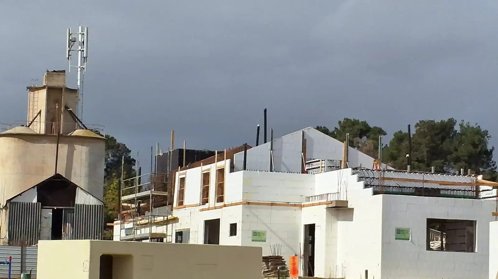 עבודות בנייה ושיקום פיזי בקיבוץ בארי