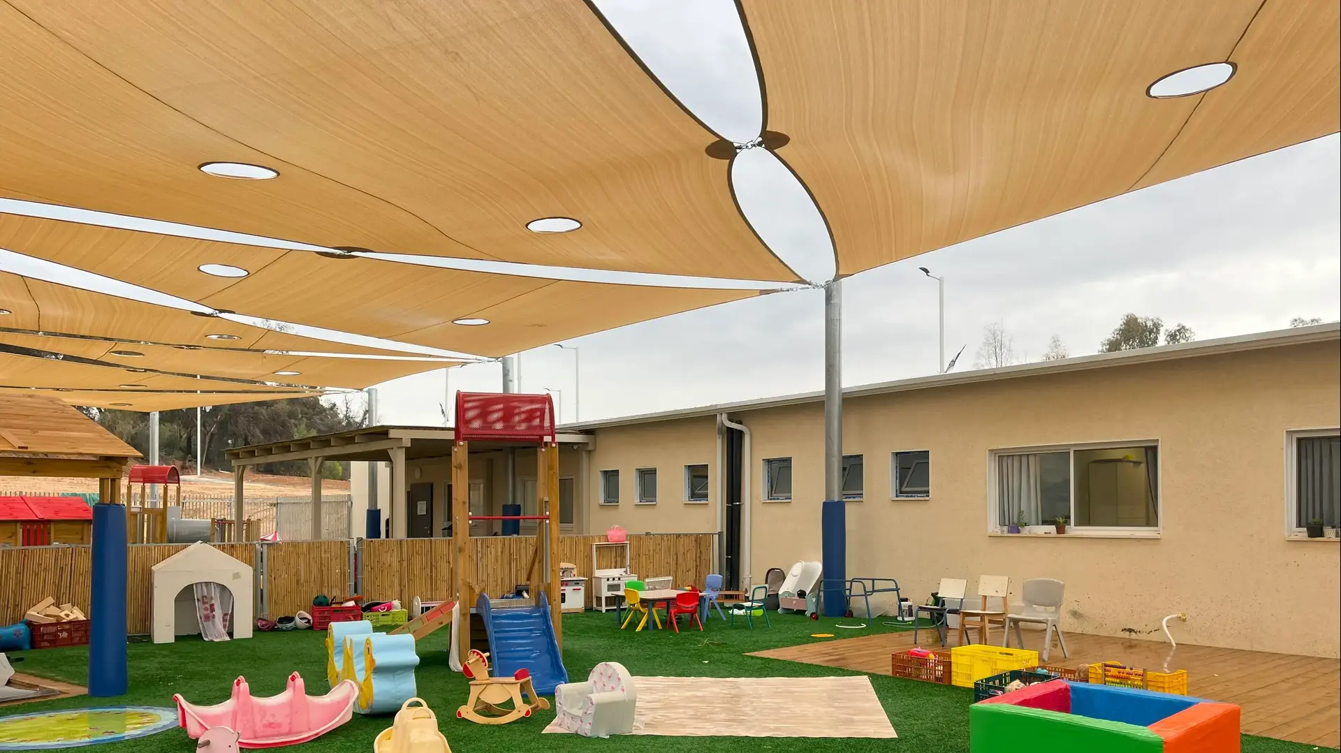 מתקני ילדים במתחם החינוך של מגורי הביניים של קיבוץ כפרה עזה ברוחמה מתקני ילדים במתחם החינוך של מגורי הביניים של קיבוץ כפרה עזה ברוחמה