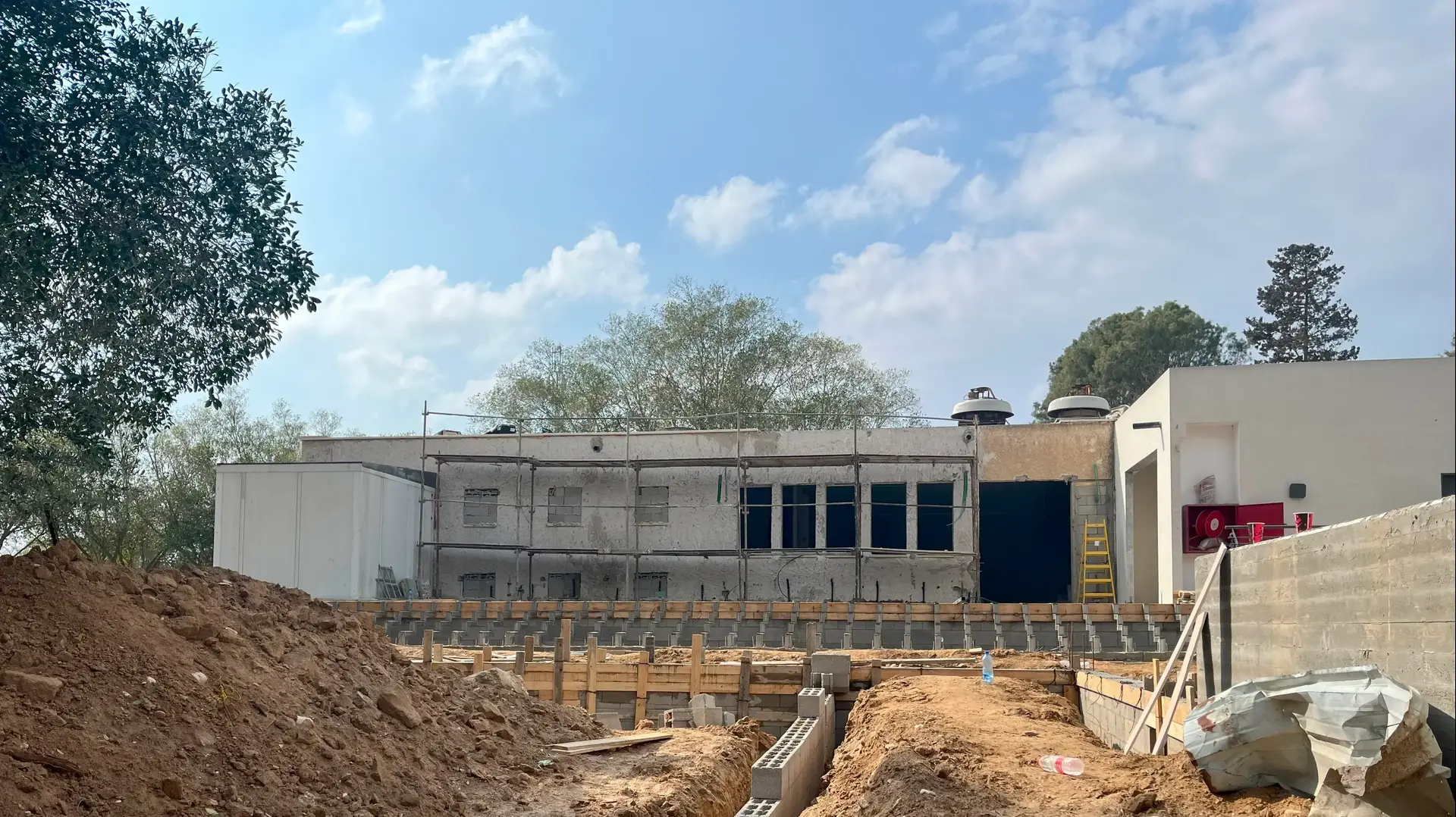 עבודות בנייה ושיקום פיזי בקיבוץ נירים עבודות בנייה ושיקום פיזי בקיבוץ נירים