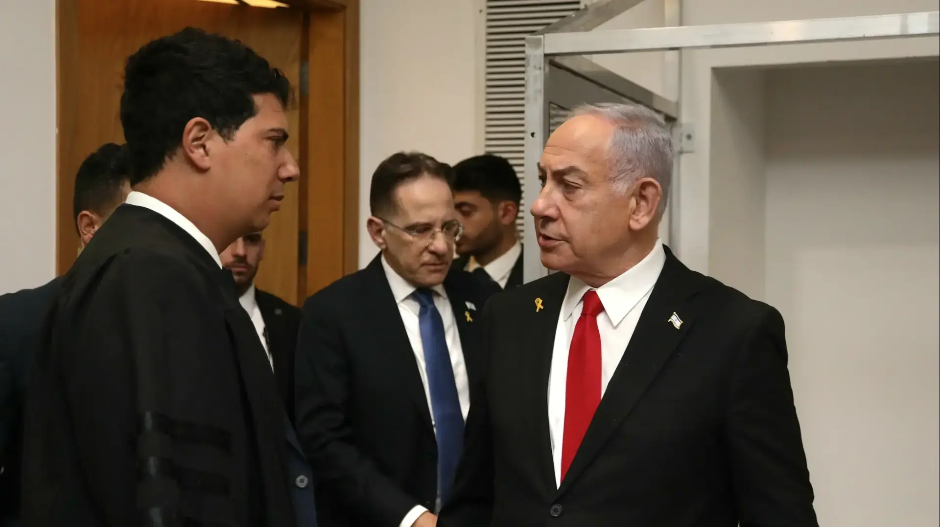 רה"מ בנימין נתניהו, עו"ד עמית חדד, עדות רה"מ במשפט תיקי האלפים, בימ"ש מחוזי ת"א, 17 בפברואר 2025 רה"מ בנימין נתניהו, עו"ד עמית חדד, עדות רה"מ במשפט תיקי האלפים, בימ"ש מחוזי ת"א, 17 בפברואר 2025