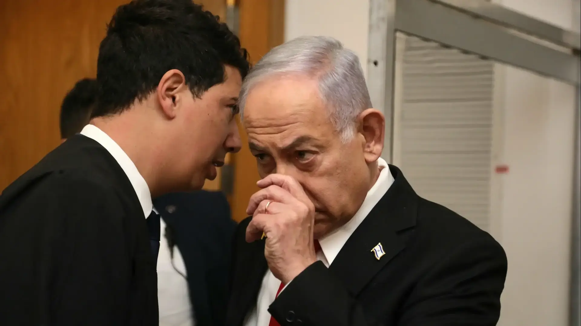 רה"מ בנימין נתניהו, עו"ד עמית חדד, עדות רה"מ במשפט תיקי האלפים, בימ"ש מחוזי ת"א, 17 בפברואר 2025 רה"מ בנימין נתניהו, עו"ד עמית חדד, עדות רה"מ במשפט תיקי האלפים, בימ"ש מחוזי ת"א, 17 בפברואר 2025
