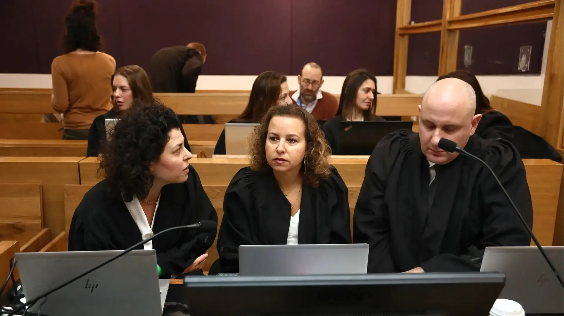 יונתן תדמור, יהודית תירוש ,ניצן וולקן, עו"ד של פרקליטות מחוזי ת"א בעדות בנימין נתניהו, 17 בפברואר 2025 יונתן תדמור, יהודית תירוש ,ניצן וולקן, עו"ד של פרקליטות מחוזי ת"א בעדות בנימין נתניהו, 17 בפברואר 2025