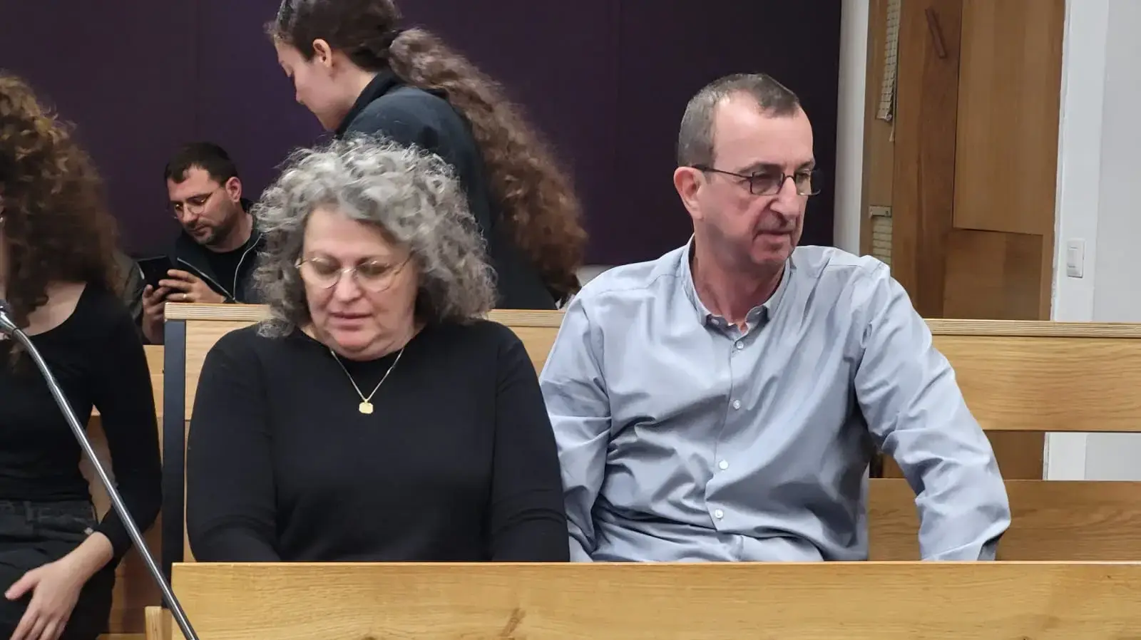 הוריה של מאיה ווישניאק בדיון הוכחות של עמית אלמוג המואשם ברצח בתם, בימ"ש מחוזי ת"א, 17 בפברואר 2025 הוריה של מאיה ווישניאק בדיון הוכחות של עמית אלמוג המואשם ברצח בתם, בימ"ש מחוזי ת"א, 17 בפברואר 2025