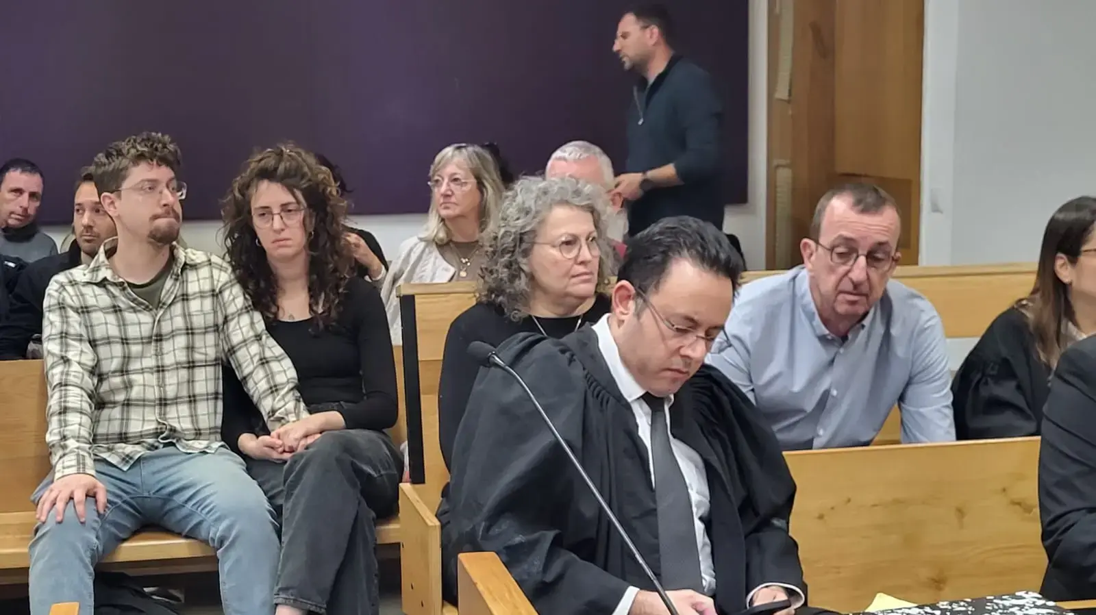 הוריה ואחותה של מאיה ווישניאק בדיון הוכחות של עמית אלמוג המואשם ברצח בתם, בימ"ש מחוזי ת"א, 17 בפברואר 2025 הוריה ואחותה של מאיה ווישניאק בדיון הוכחות של עמית אלמוג המואשם ברצח בתם, בימ"ש מחוזי ת"א, 17 בפברואר 2025