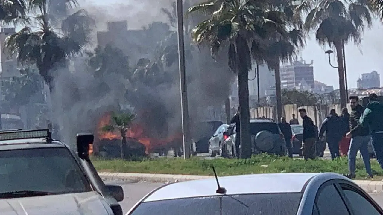רכב עולה באש מתקיפה צידון, דרום לבנון רכב עולה באש מתקיפה צידון, דרום לבנון