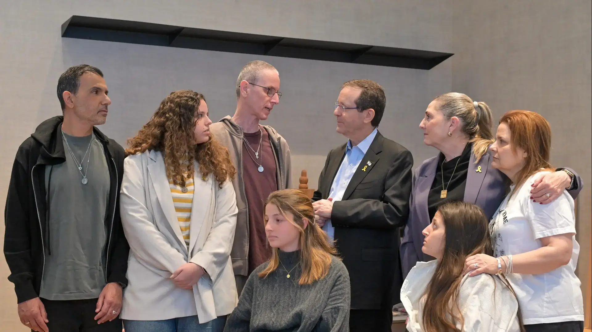 פגישתם של נשיא המדינה יצחק הרצוג עם שורד השבי אוהד בן עמי ומשפחתו פגישתם של נשיא המדינה יצחק הרצוג עם שורד השבי אוהד בן עמי ומשפחתו