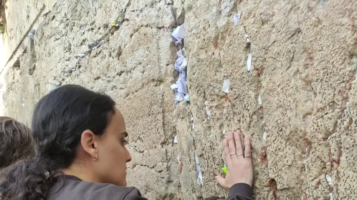אמילי תהילה דמארי בביקור בכותל, ירושלים, 17 בפברואר 2025
