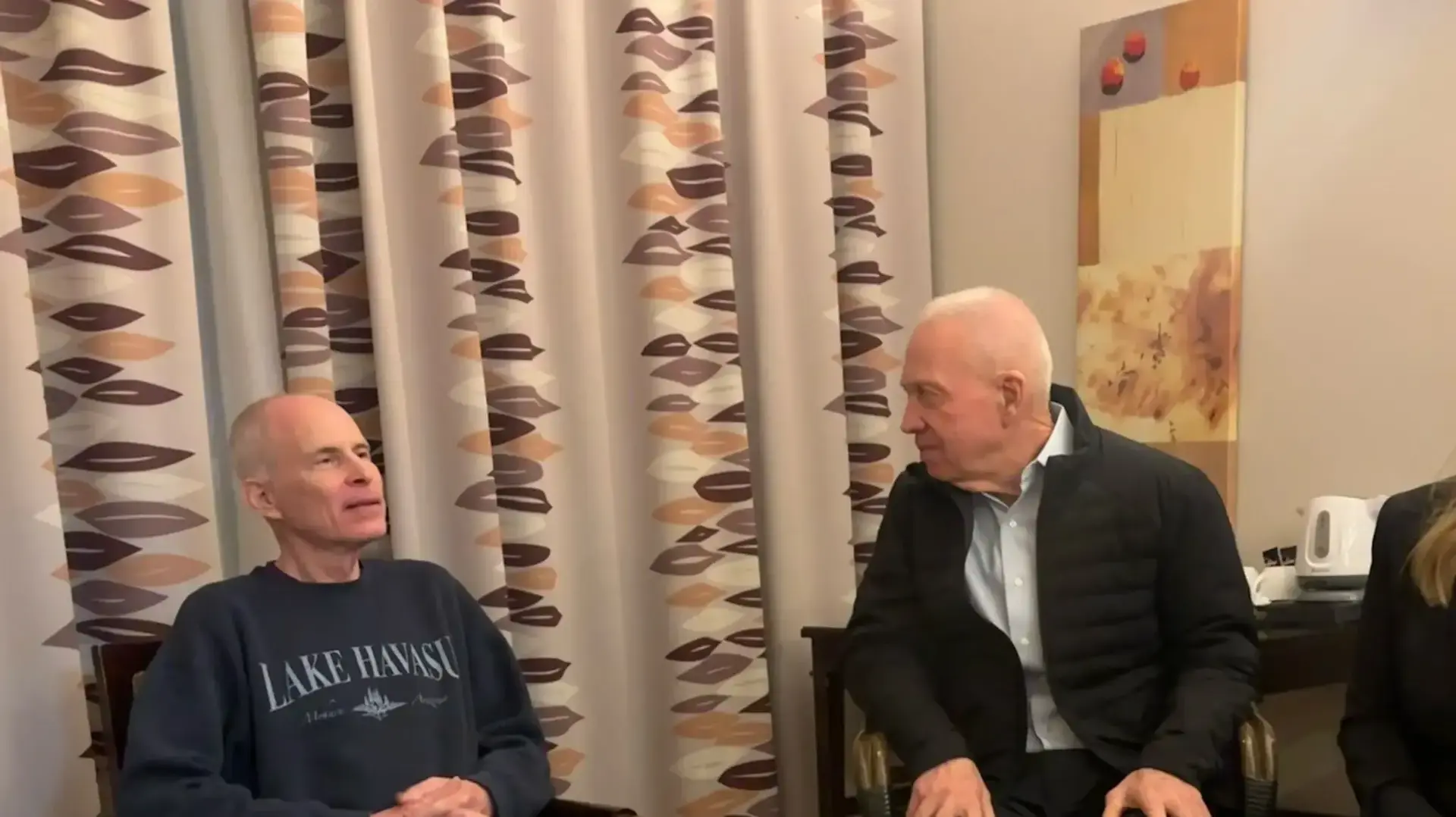 שר הביטחון לשעבר יואב גלנט נפגש עם קית׳ סיגל, אור לוי, ירדן ביבס, אמלי דמארי, רומי גונן ואגם ברגר ששבו משבי חמאס שר הביטחון לשעבר יואב גלנט נפגש עם קית׳ סיגל, אור לוי, ירדן ביבס, אמלי דמארי, רומי גונן ואגם ברגר ששבו משבי חמאס