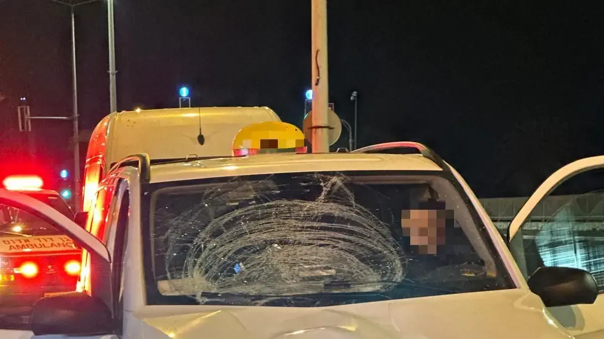 מונית שהייתה בתאונת דרכים ,בה נהרג הולך רגל ברחוב שדרות ההגנה , חיפה , 18 בפברואר 2025 מונית שהייתה בתאונת דרכים ,בה נהרג הולך רגל ברחוב שדרות ההגנה , חיפה , 18 בפברואר 2025