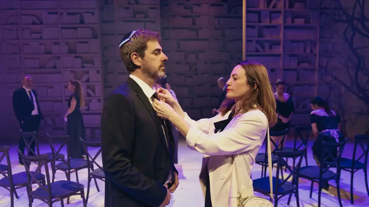יפתח קליין וריקי בלוך בהצגה "הערת שוליים" בהבימה, עיבוד בימתי לסרטו של יוסף סידר בעל אותו שם, מחזאית נגה אשכנזי, בימוי משה קפטן יפתח קליין וריקי בלוך בהצגה "הערת שוליים" בהבימה, עיבוד בימתי לסרטו של יוסף סידר בעל אותו שם, מחזאית נגה אשכנזי, בימוי משה קפטן