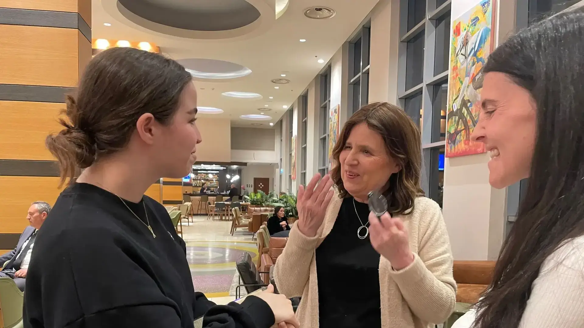 שורדת השבי אגם ברגר נפגשה עם הרבנית צילי שניידר, יו״ר ארגון ״קשר יהודי״ שורדת השבי אגם ברגר נפגשה עם הרבנית צילי שניידר, יו״ר ארגון ״קשר יהודי״