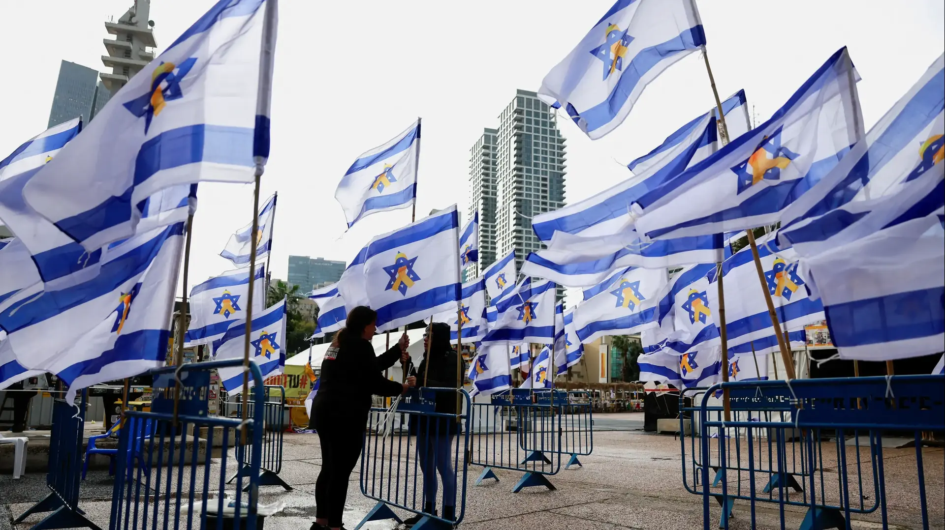 דגלים בכיכר החטופים, 20 בפברואר 2025 דגלים בכיכר החטופים, 20 בפברואר 2025