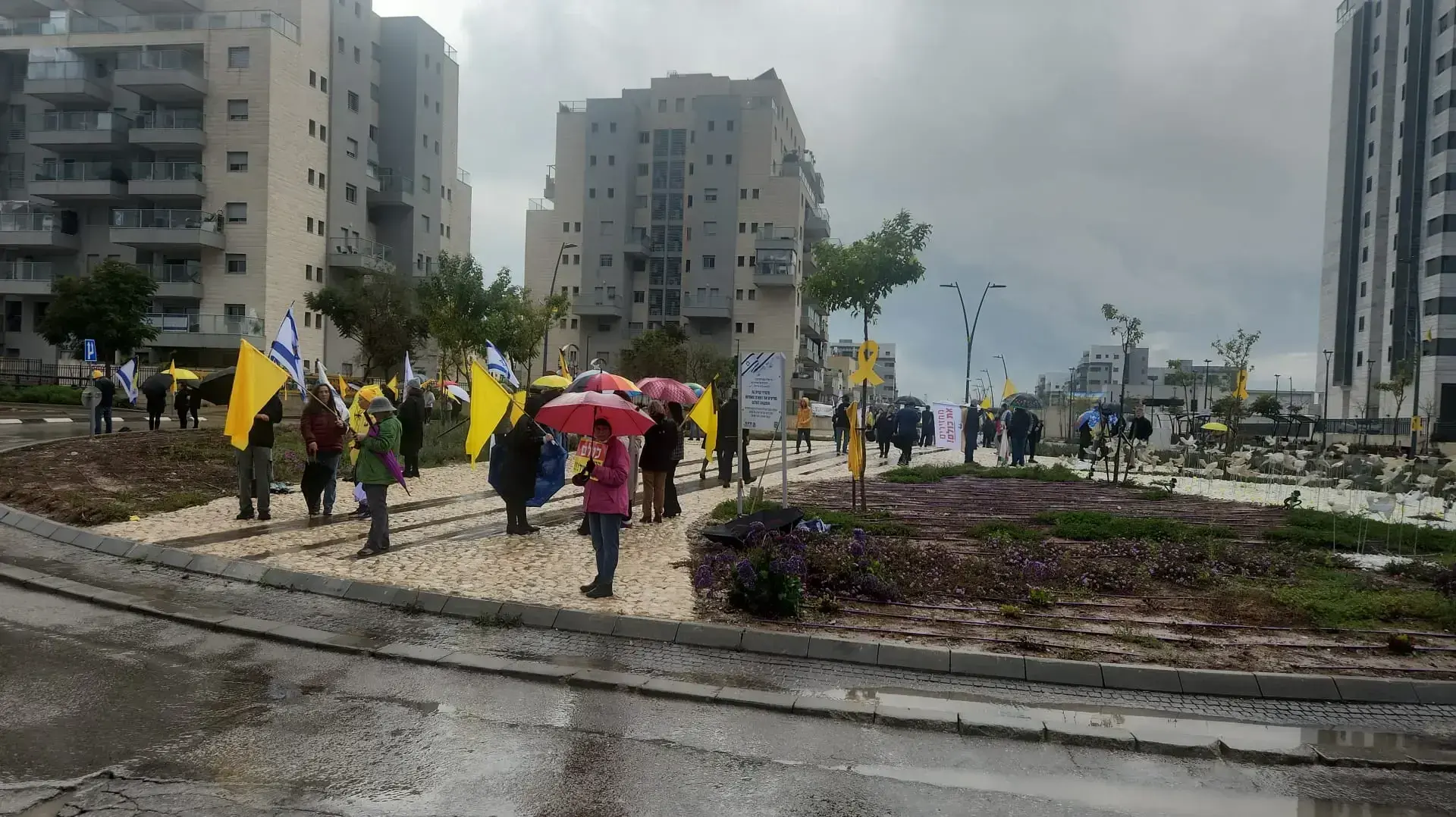 קהילת ניר עוז התכנסה לליווי החטופים החללים השבים, כרמי גת, 20 בפברואר 2025 קהילת ניר עוז התכנסה לליווי החטופים החללים השבים, כרמי גת, 20 בפברואר 2025