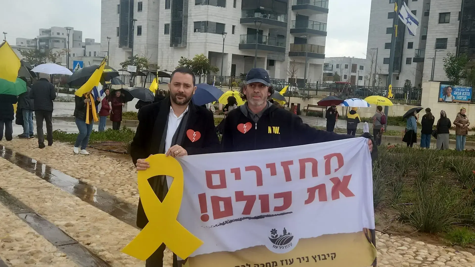 ראש העיר קריית גת כפיר סויסה הגיע לתמוך בקהילת ניר עוז בליווי החטופים החללים השבים, כרמי גת, 20 בפברואר 2025 ראש העיר קריית גת כפיר סויסה הגיע לתמוך בקהילת ניר עוז בליווי החטופים החללים השבים, כרמי גת, 20 בפברואר 2025