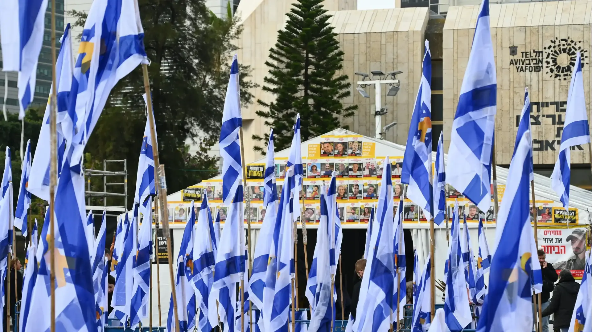 כיכר החטופים בעת החזרת החללים החטופים- משפחת ביבס, עודד ליפשיץ, 20 בפברואר 2025 כיכר החטופים בעת החזרת החללים החטופים- משפחת ביבס, עודד ליפשיץ, 20 בפברואר 2025
