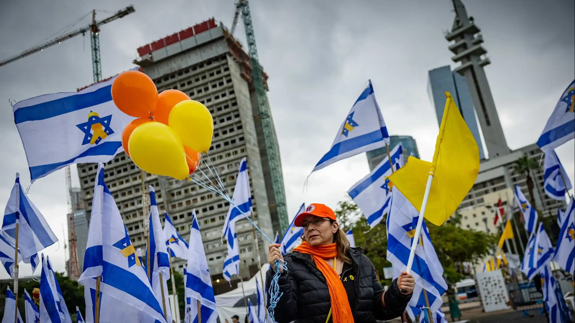 כיכר החטופים בעת החזרת החללים החטופים- משפחת ביבס, עודד ליפשיץ, 20 בפברואר 2025 כיכר החטופים בעת החזרת החללים החטופים- משפחת ביבס, עודד ליפשיץ, 20 בפברואר 2025