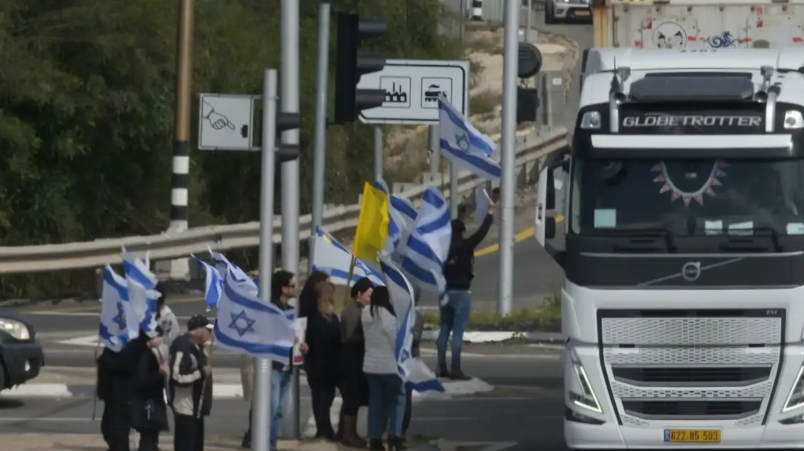 הציבור מלווה את השיירה של החטופים החללים השבים, צומת אשקלון מרכז, 20 בפברואר 2025 הציבור מלווה את השיירה של החטופים החללים השבים, צומת אשקלון מרכז, 20 בפברואר 2025