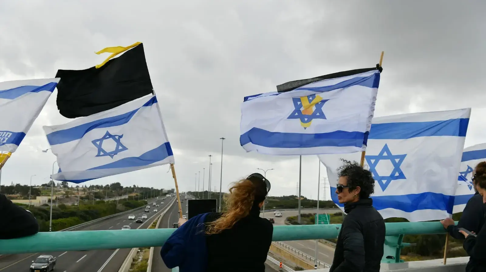 קהל ממתין לשיירת ארונות החללים החטופים בדרכה לאבו כביר, מחלף יבנה, 20 בפברואר 2025 קהל ממתין לשיירת ארונות החללים החטופים בדרכה לאבו כביר, מחלף יבנה, 20 בפברואר 2025