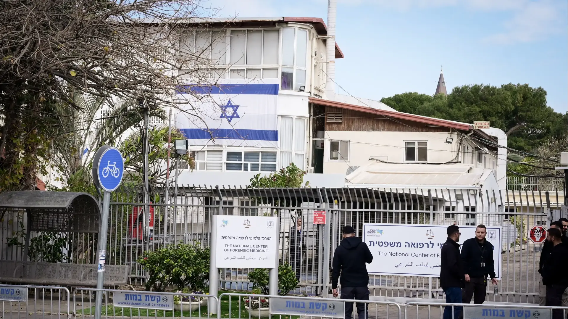 שוטרים ממתינים מחוץ למכון לרפואה משפטית, אבו כביר,  לקראת הגעת ארונות החטופים החללים 20 בפברואר 2025