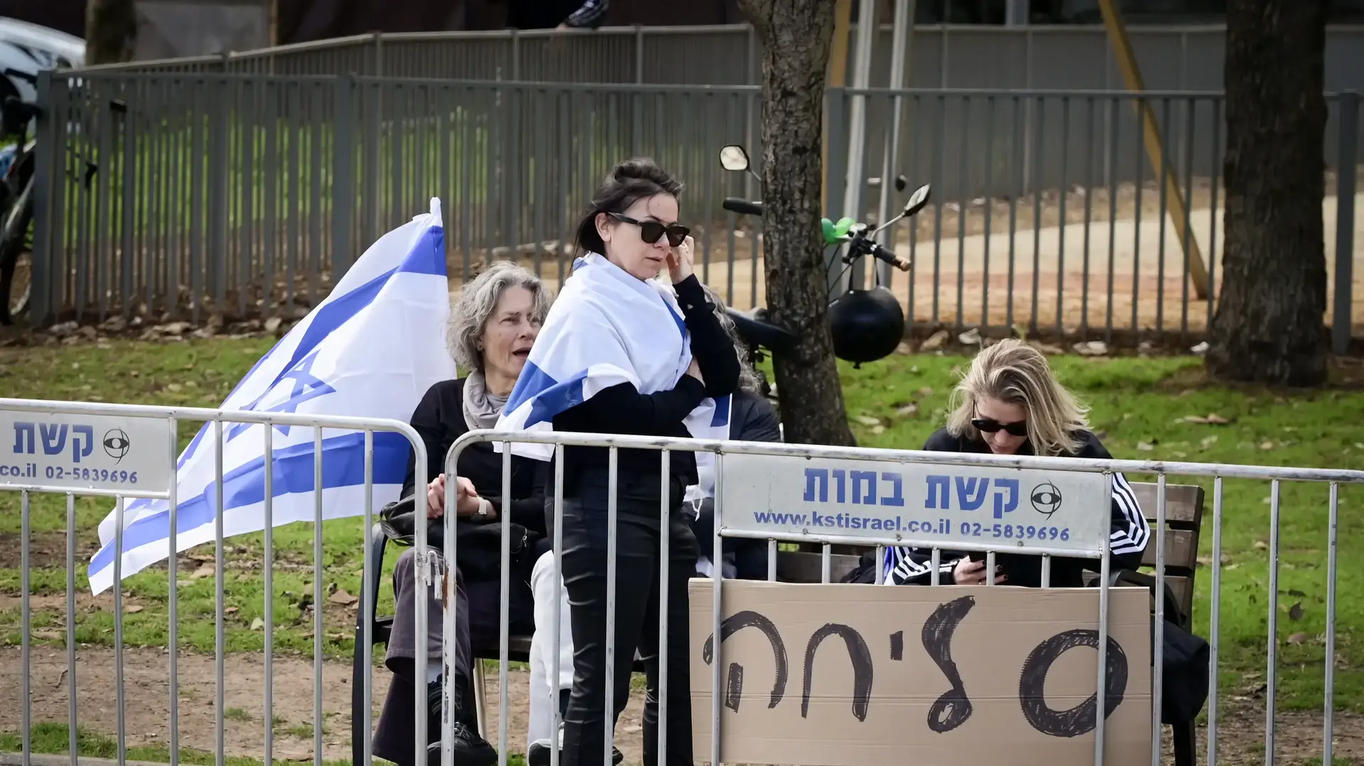 אזרחים ממתינים מחוץ למכון לרפואה משפטית, אבו כביר, לקראת הגעת ארונות החטופים החללים 20 בפברואר 2025 אזרחים ממתינים מחוץ למכון לרפואה משפטית, אבו כביר, לקראת הגעת ארונות החטופים החללים 20 בפברואר 2025
