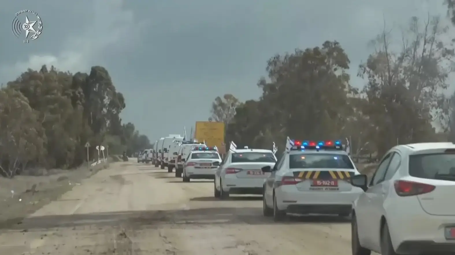 ניידות בליווי שיירת החללים החטופים השבים בדרכה לאבו כביר, 20 בפברואר 2025