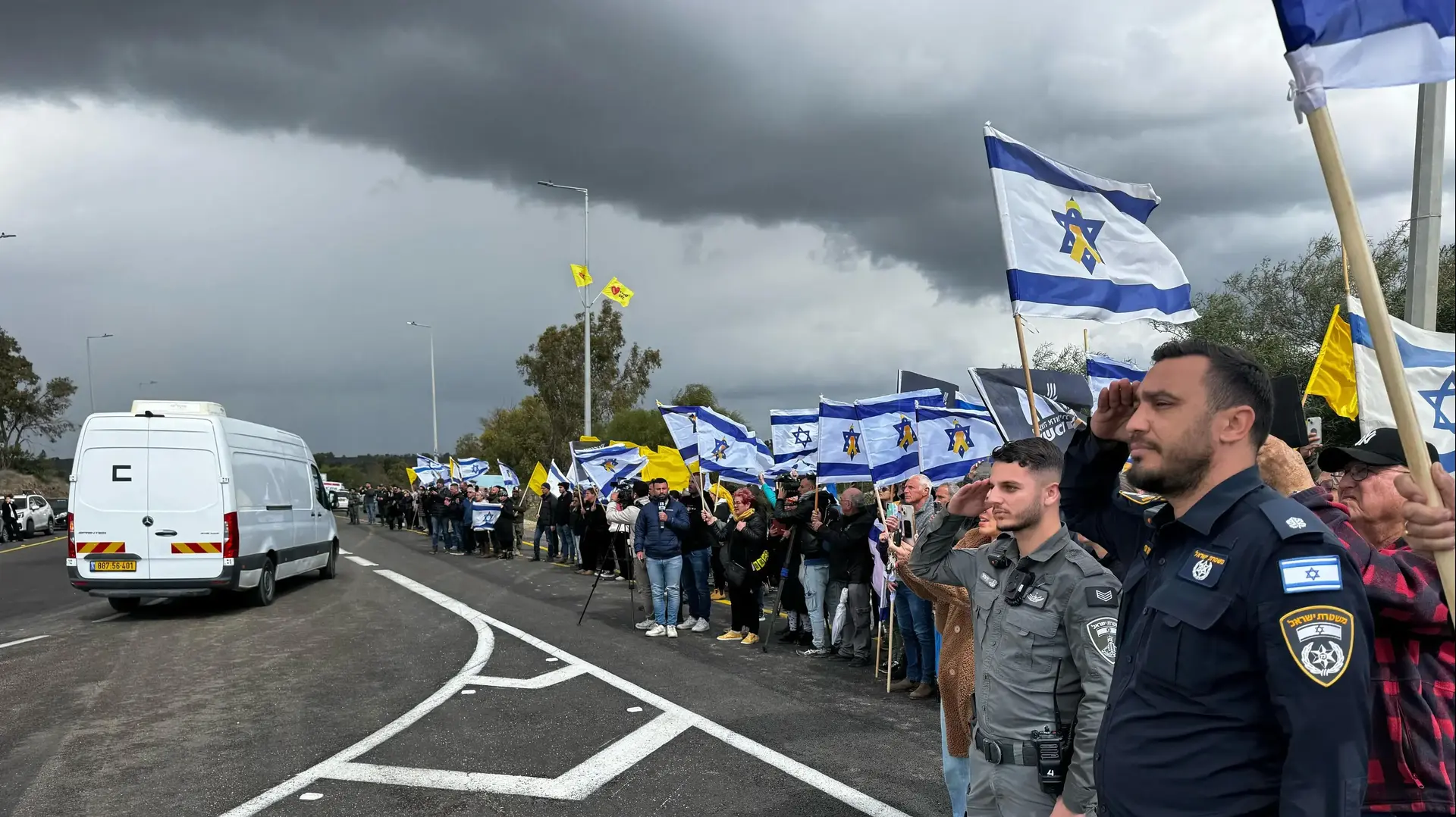 כוחות הביטחון מצדיעים לשיירת הרכבים בהם החללים החטופים בדרכה לאבו כביר, 20 בפברואר 2025 כוחות הביטחון מצדיעים לשיירת הרכבים בהם החללים החטופים בדרכה לאבו כביר, 20 בפברואר 2025