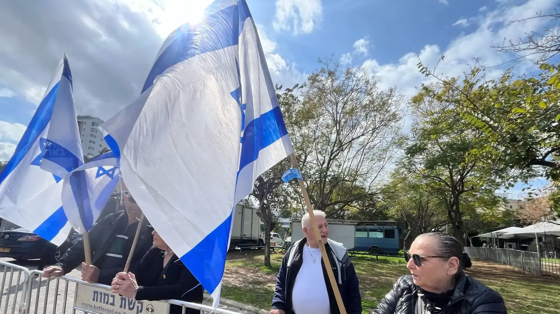 אזרחים ממתינים מחוץ למכון לרפואה משפטית, אבו כביר, לקראת הגעת ארונות החטופים החללים- משפחת ביבס, עודד ליפשיץ, 20 בפברואר 2025 אזרחים ממתינים מחוץ למכון לרפואה משפטית, אבו כביר, לקראת הגעת ארונות החטופים החללים- משפחת ביבס, עודד ליפשיץ, 20 בפברואר 2025