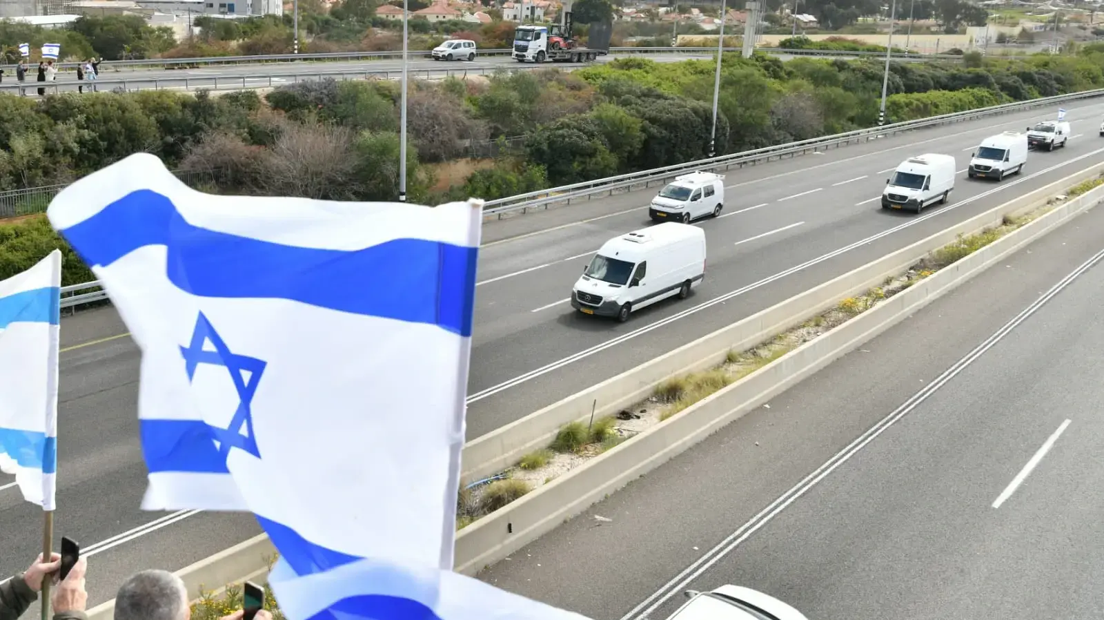 שיירת ארונות החללים החטופים בדרכה לאבו כביר, מחלף יבנה, 20 בפברואר 2025 שיירת ארונות החללים החטופים בדרכה לאבו כביר, מחלף יבנה, 20 בפברואר 2025