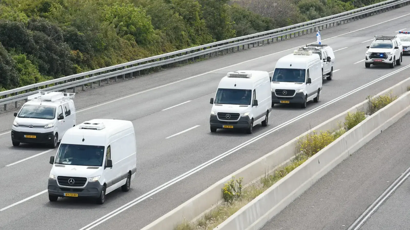 שיירת ארונות החללים החטופים בדרכה לאבו כביר, מחלף יבנה, 20 בפברואר 2025 שיירת ארונות החללים החטופים בדרכה לאבו כביר, מחלף יבנה, 20 בפברואר 2025
